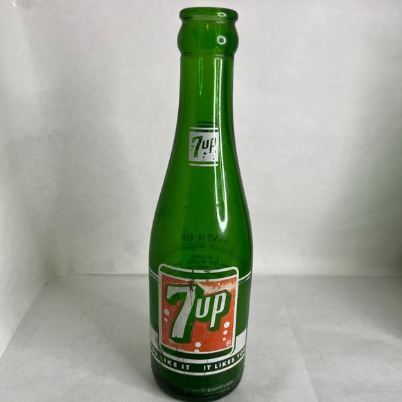 Vintage 1959 7UP Green Glass 12 oz Soda Bottle You Like It It Likes You Buff - Picture 1 of 8